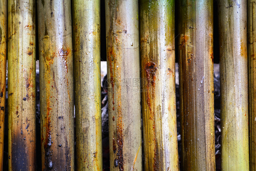 竹关口烤熟的米饭甜点加粘糊的米夹在椰子奶里青竹管有糖图片