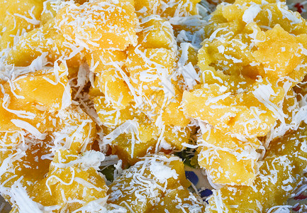 泰国甜点蒸辣木薯蛋糕黄糖和椰子粉碎图片