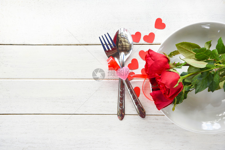 浪漫的情人节晚餐图片