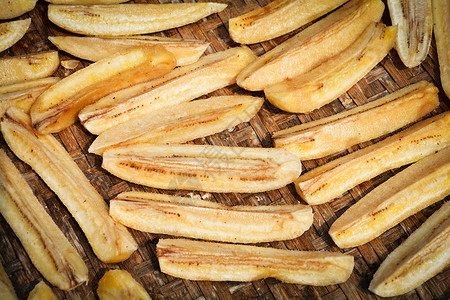 干燥香蕉背景日晒竹子篮上干燥的有机香蕉长片高清图片
