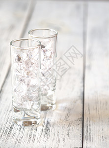木制桌上用压碎冰块的玻璃杯图片