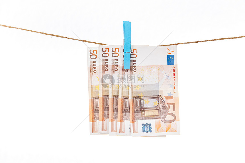 欧元钞票上贴着蓝色衣服挂在白背景的绳索上图片
