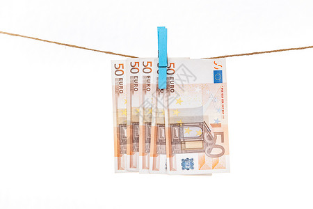 夹在绳子上的钱欧元钞票上贴着蓝色衣服挂在白背景的绳索上背景