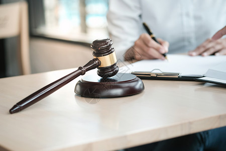 法律顾问向客户提出一份与手架和法律签订的合同司法和律师概念背景图片