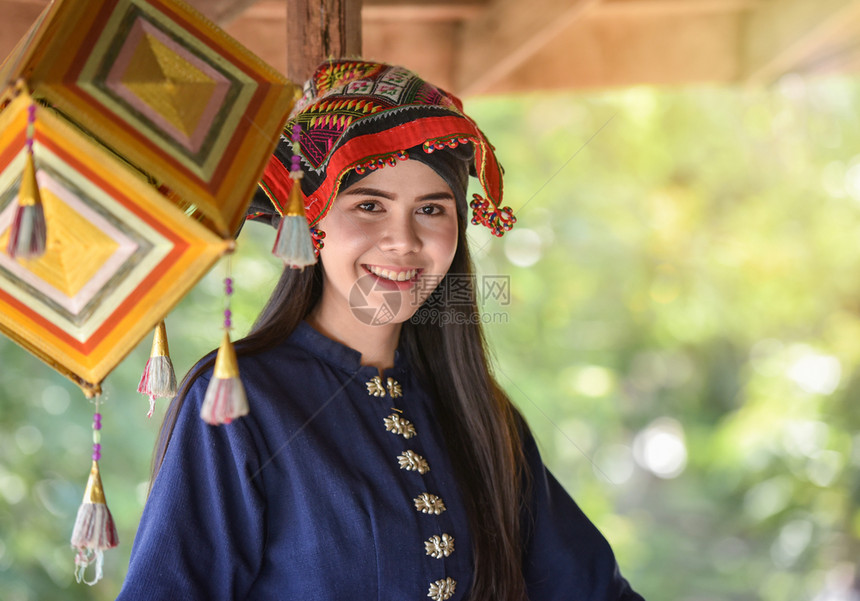 亚洲女泰式衣着亚洲女身着TaiDam部落服装美丽的年轻女孩肖像微笑着泰国传统服装图片
