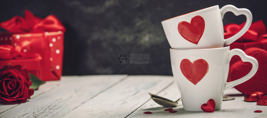 情人节日概念红杯礼物盒木本背景上的玫瑰爱或情人节概念和日概念木本背景上的杯子和玫瑰图片