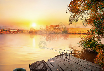 木制码头和清晨平静河上的捕鱼设备图片