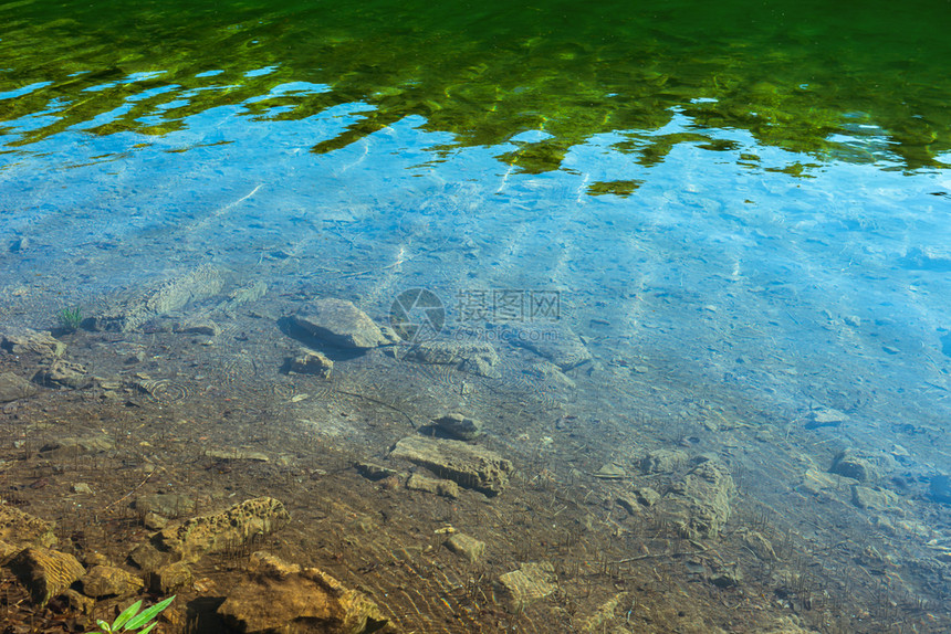 在黑山生物格兹科湖水中的反射图片