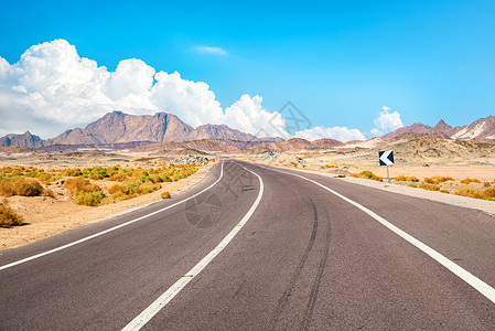 埃及沙漠山区的公路高清图片