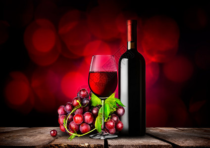 酒瓶和杯红葡萄图片