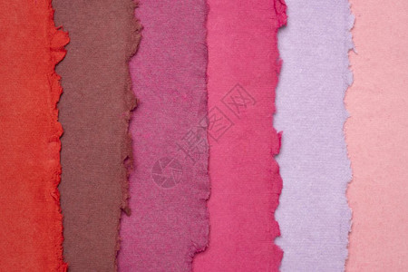 从回收的棉花织物中以粉色和红度制成的手工印度纸图片