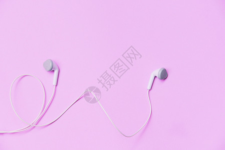 耳机耳塞设计粉红背景的耳文音乐是我的生活和娱乐听音概念白色耳机在顶端背景