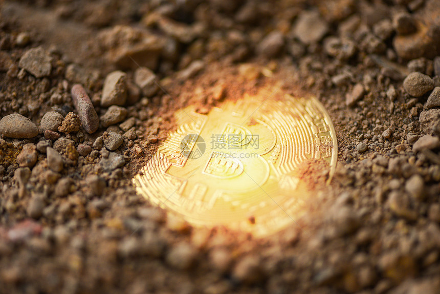 BitcoinGoldon在地下土壤深层有光虚拟加密货币比特采矿概念图片