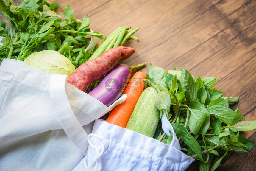 零废物使用量较少的塑料表示没有袋概念在木制桌上的生态棉花织布袋中的新鲜蔬菜有机市场免费塑料购物的白色拖布袋图片