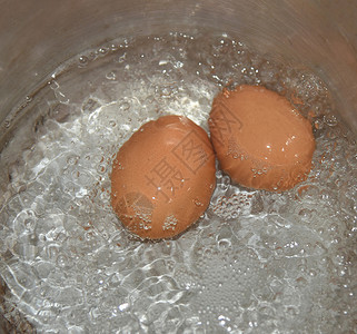 煮水鸡蛋在热锅里煮鸡蛋背景
