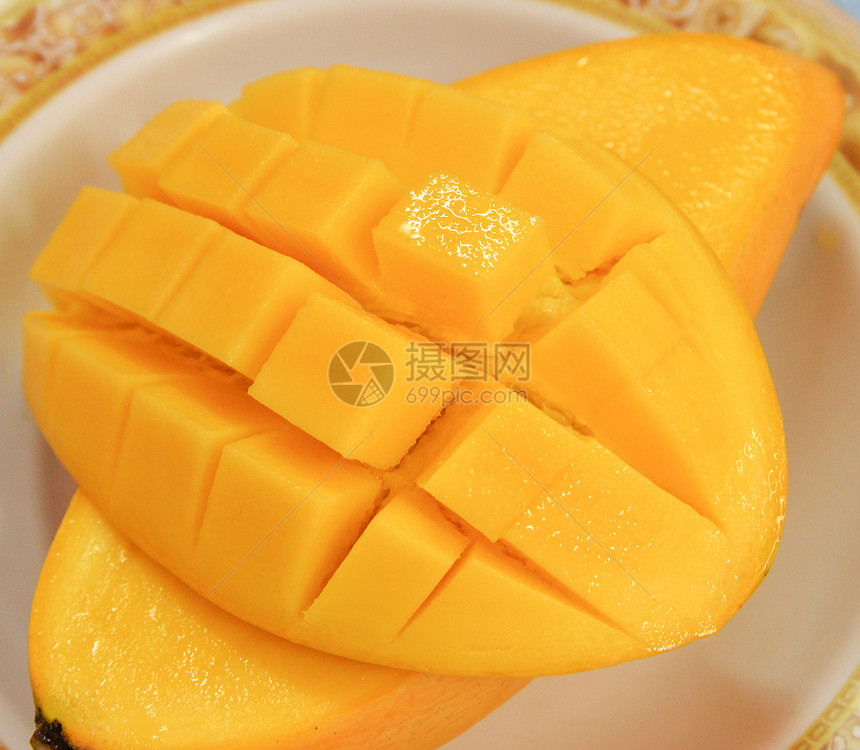 芒果热带水甜熟芒果切片盘子上图片