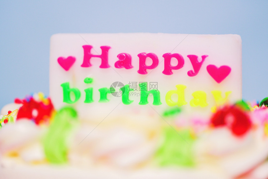 充满多彩的生日蛋糕标签快乐的生日和心脏形状接近图片