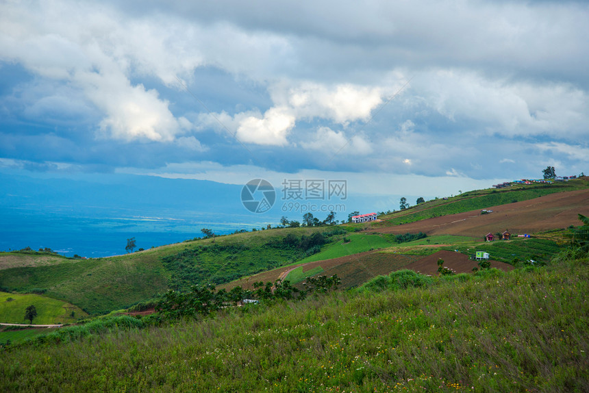 山丘农业地区的村农业地山在泰国亚洲PhhutubbertkPhetchabun山丘农村的有家庭图片