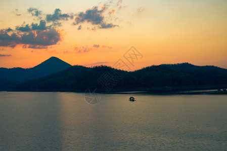 黄色风景湖夜云山地背景河上渔船图片