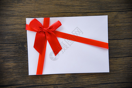 粉红白礼品卡装饰在快乐节的新年或情人节礼物券图片