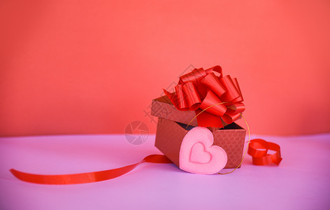 红的礼盒赠给圣诞快乐新年或红底情人节图片