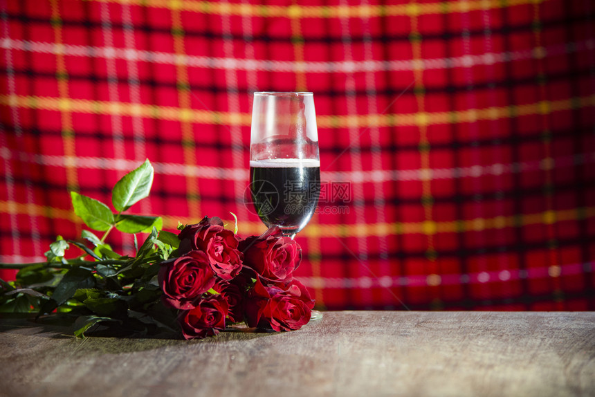 浪漫的餐桌配上香槟玻璃红酒玫瑰花图片