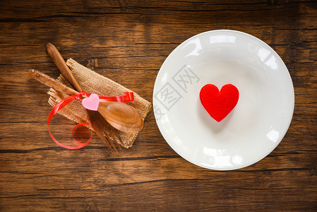 情人晚餐浪漫的爱食和做饭概念浪漫的餐桌装饰着木叉勺和红心图片
