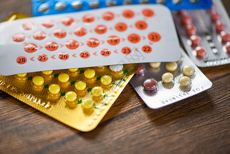 预防妊娠避孕概念木制背景保健和医药的避孕控制口服避孕药背景图片