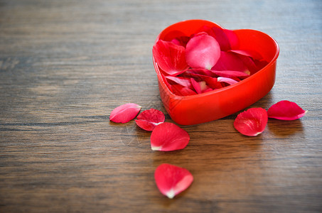 情人节爱心概念开放红箱装饰木本底红玫瑰花瓣图片