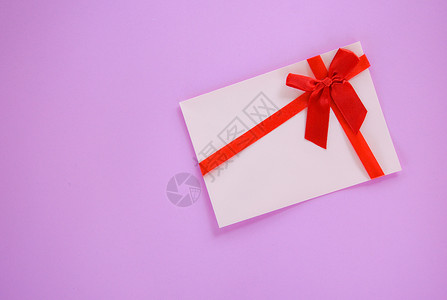 红和粉背景的礼品卡带有红丝结的礼品卡装饰为快乐新年或情人节图片