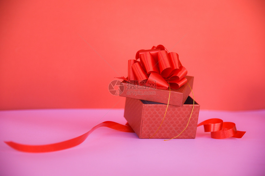 红礼箱盒弓赠给圣诞快乐新年红背景情人节图片