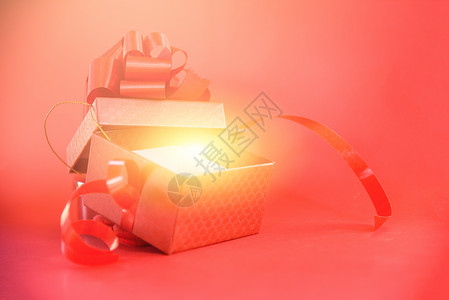 圣诞快乐新年或红背景情人节惊喜盒图片
