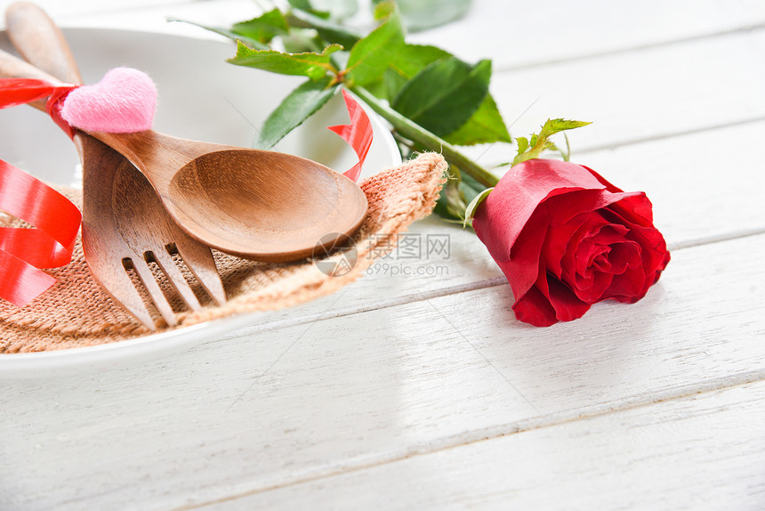 情人晚餐浪漫的爱和烹饪概念浪漫的桌子装饰着木叉勺花图片