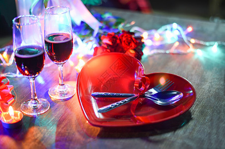情人晚宴浪漫爱概念餐桌装饰在心盘上用叉勺装饰的餐桌图片