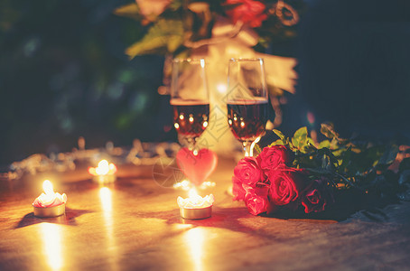 情人晚宴浪漫爱概念桌布上装饰红心的背景图片