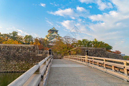 大阪城堡建筑秋季有多彩的木叶或落多彩的树木京都市关西日本建筑景观背著名的旅游点背景图片