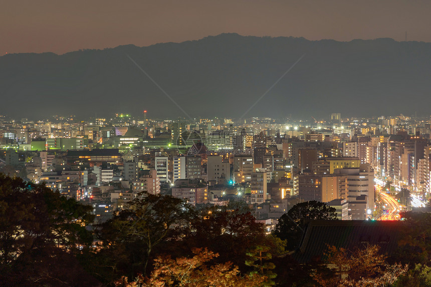 日本关西京都塔站和市下城天线的空中景象金融区和智能城市的商业中心夜里有天梯和高楼大图片