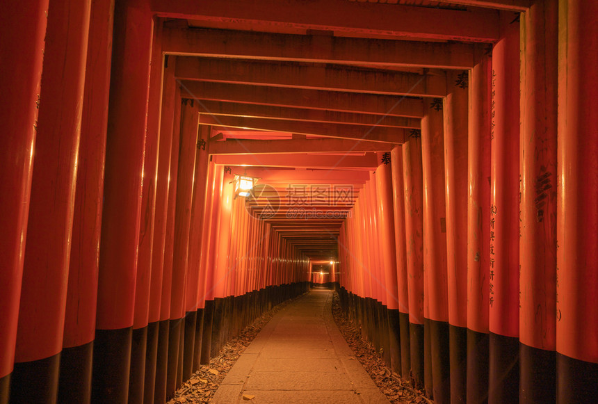 FushimiInariTaisha寺庙空间在日本京都户外旅行假期概念寺庙的红杆神殿走道隧建筑结构背景图片
