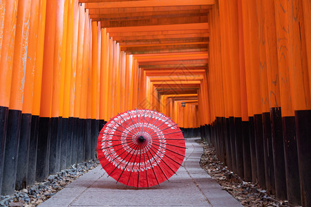 FushimiInariTaisha的日本传统红伞在京都旅行假期户外概念中背景图片