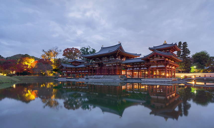 ByodoinTemple塔和湖有红色的叶或秋季落多彩树木京都日本自然和建筑景观背图片