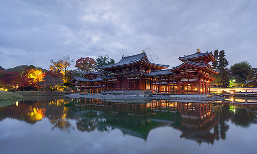 ByodoinTemple塔和湖有红色的叶或秋季落多彩树木京都日本自然和建筑景观背图片