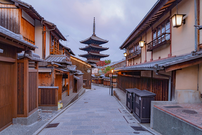 在日本京都市户外旅行度假时有日本人住宅的雅萨卡塔寺日出时有旅游景点图片