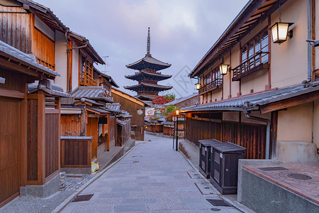 在日本京都市户外旅行度假时有日本人住宅的雅萨卡塔寺日出时有旅游景点图片