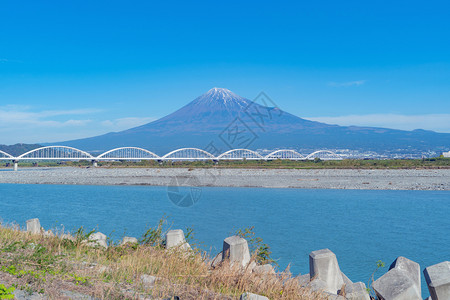 河口子富士山的反射与蓝天相近富士五湖藤川口子山桥日本自然景观背背景