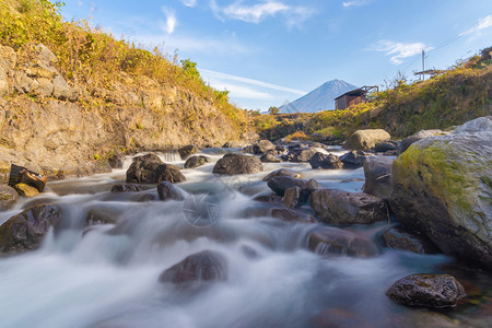 华佗在世富士山和瀑布与石在世巴河自然地貌背景位于日本在假和旅行背景