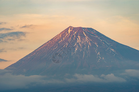 靠近藤山峰顶有雪盖蓝天背景日本图片