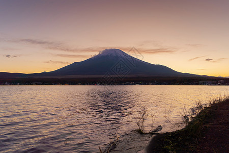 富士山的反射与蓝天相近富士五湖藤川口子山桥日本自然景观背图片