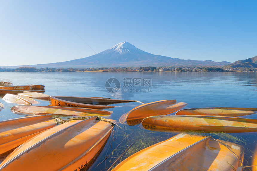 中午12时在Yamaashi藤川口附近在富士山和岸上的船只五湖日本蓝天五湖自然景观背图片