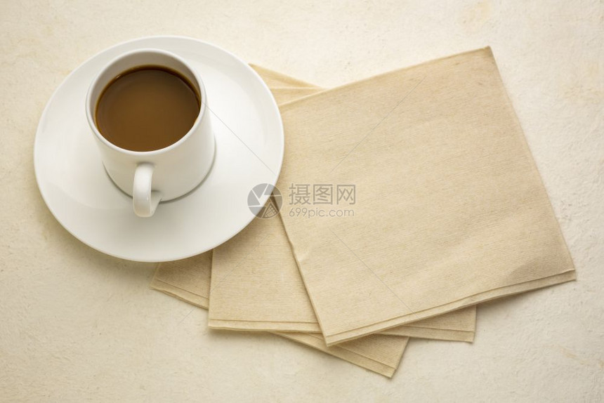 咖啡杯配有生态友好的竹子鸡餐巾图片