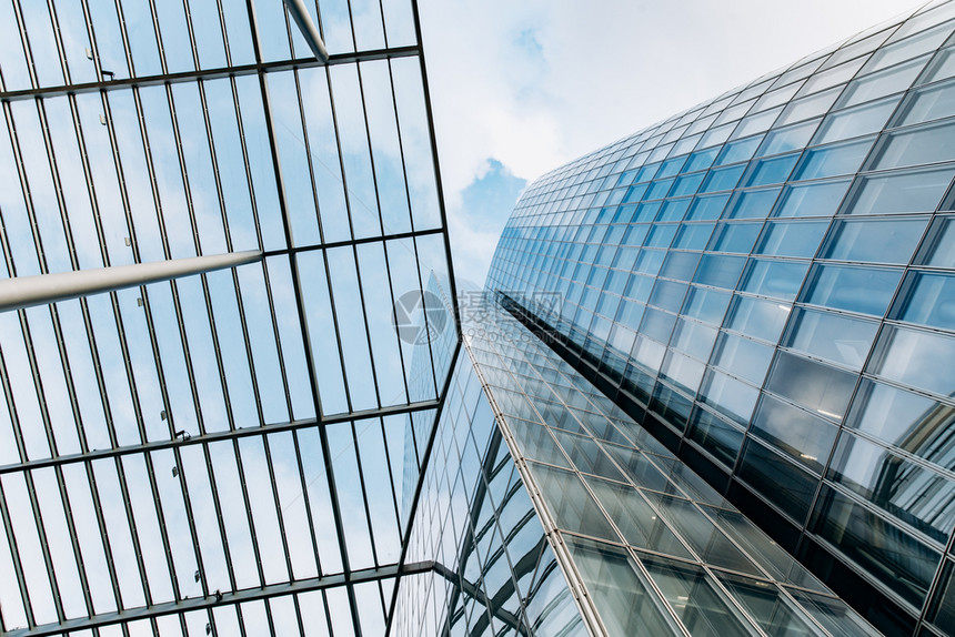 现代摩天大楼在商业区对蓝天的底观图片